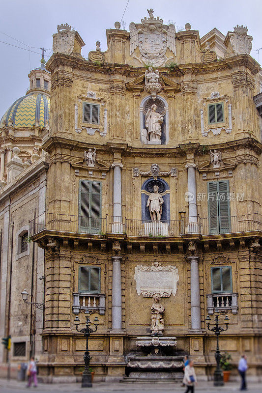 Palermo, Quattro Canti，一个巴洛克式的广场，官方名称是Piazza Vigliena，建于17世纪早期，位于城市(意大利西西里)的两条主要街道的交叉处